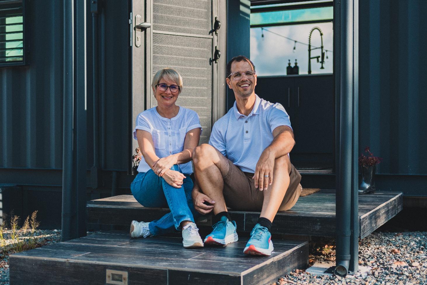 Caris Estremera y Alexis Rivera, dueños de Oasis EcoWash