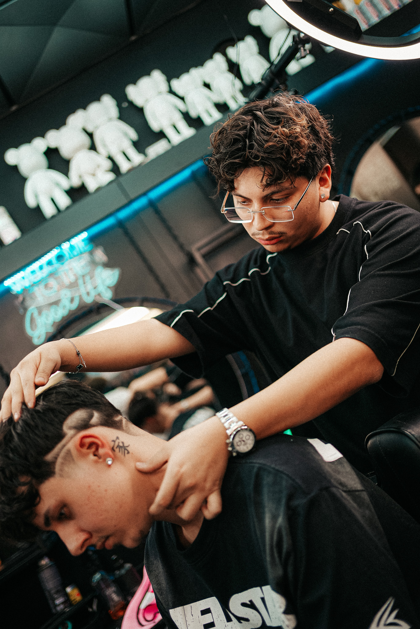 Barber bei der Arbeit im Salon