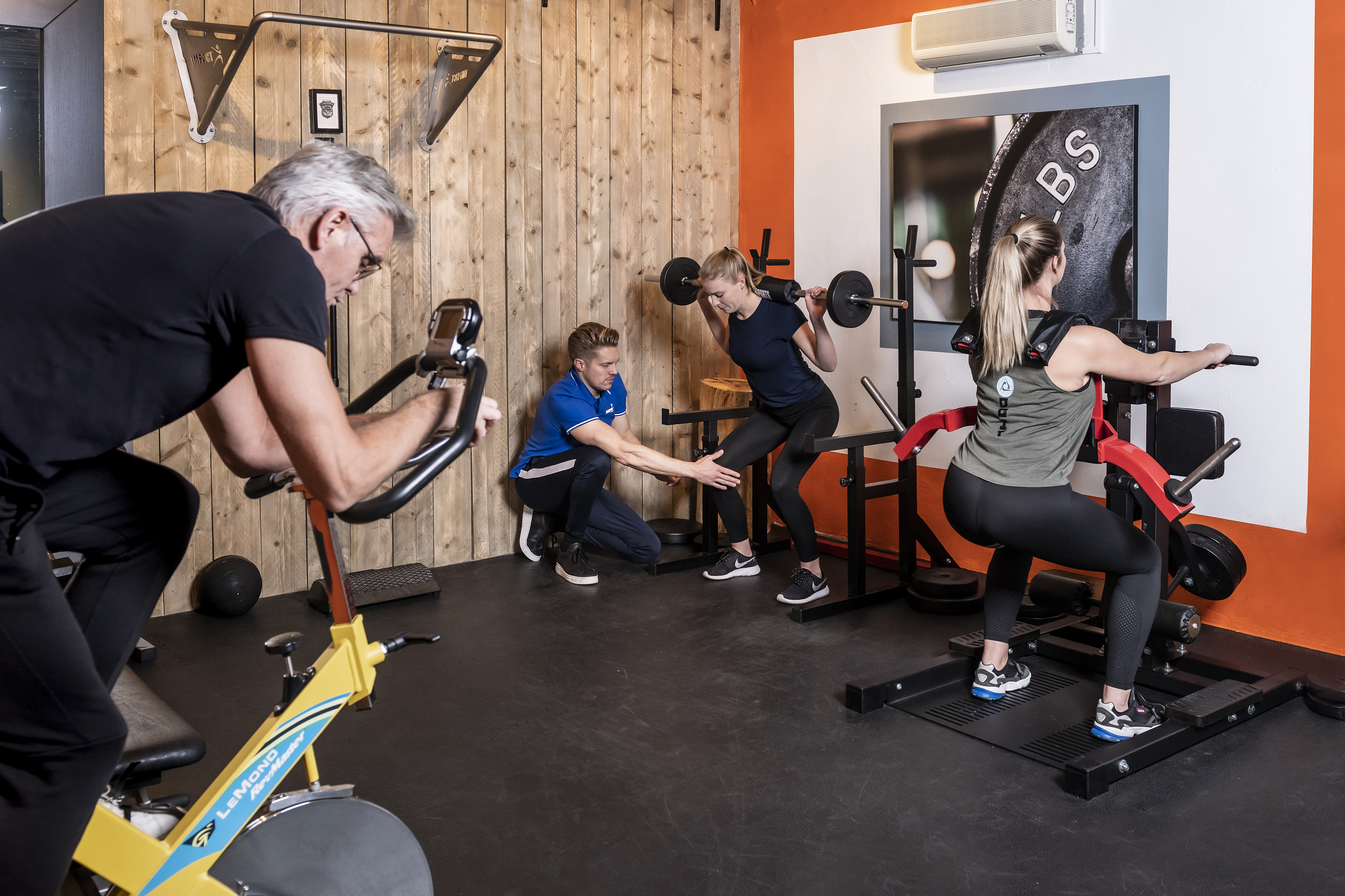 Cliënten trainen onder begeleiding in de oefenruimte van Impact Fysiotherapie in Emmeloord