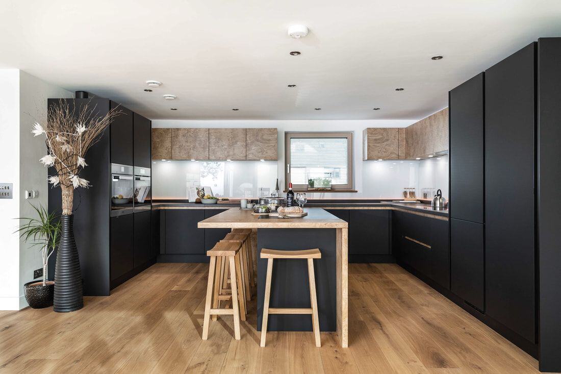 Medium kitchen with island, fitted in two slabs
