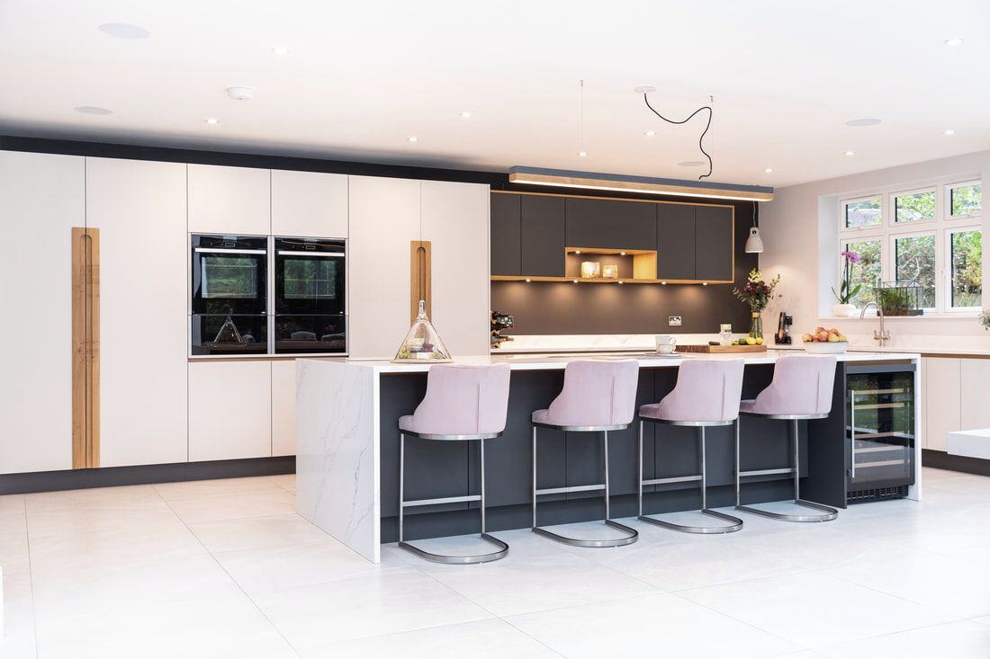 Extra-large kitchen with clad pantry, fitted in four slabs