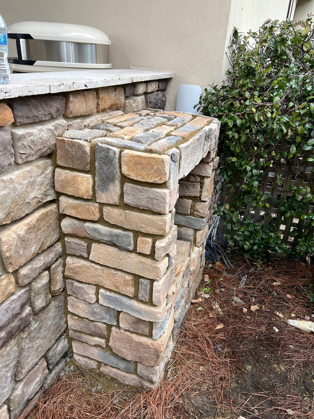 Stone veneer masonry column