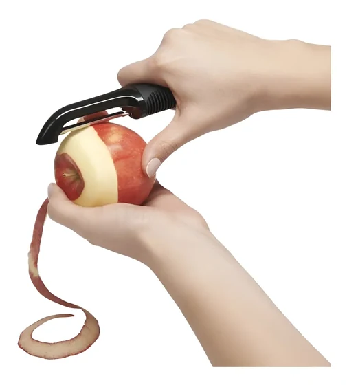 Pelador OXO Good Grips 20081 en uso sobre una manzana