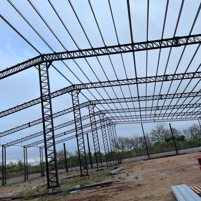 Estructura metálica de un galpón en obra