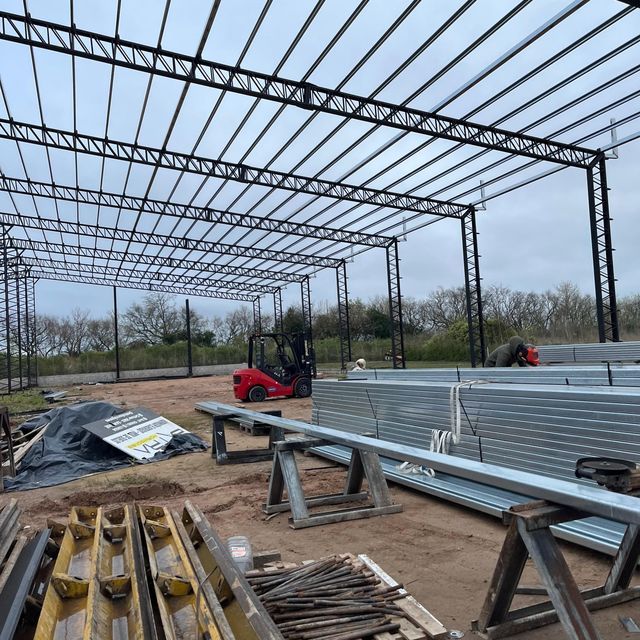 Montaje de la estructura metálica de un galpón