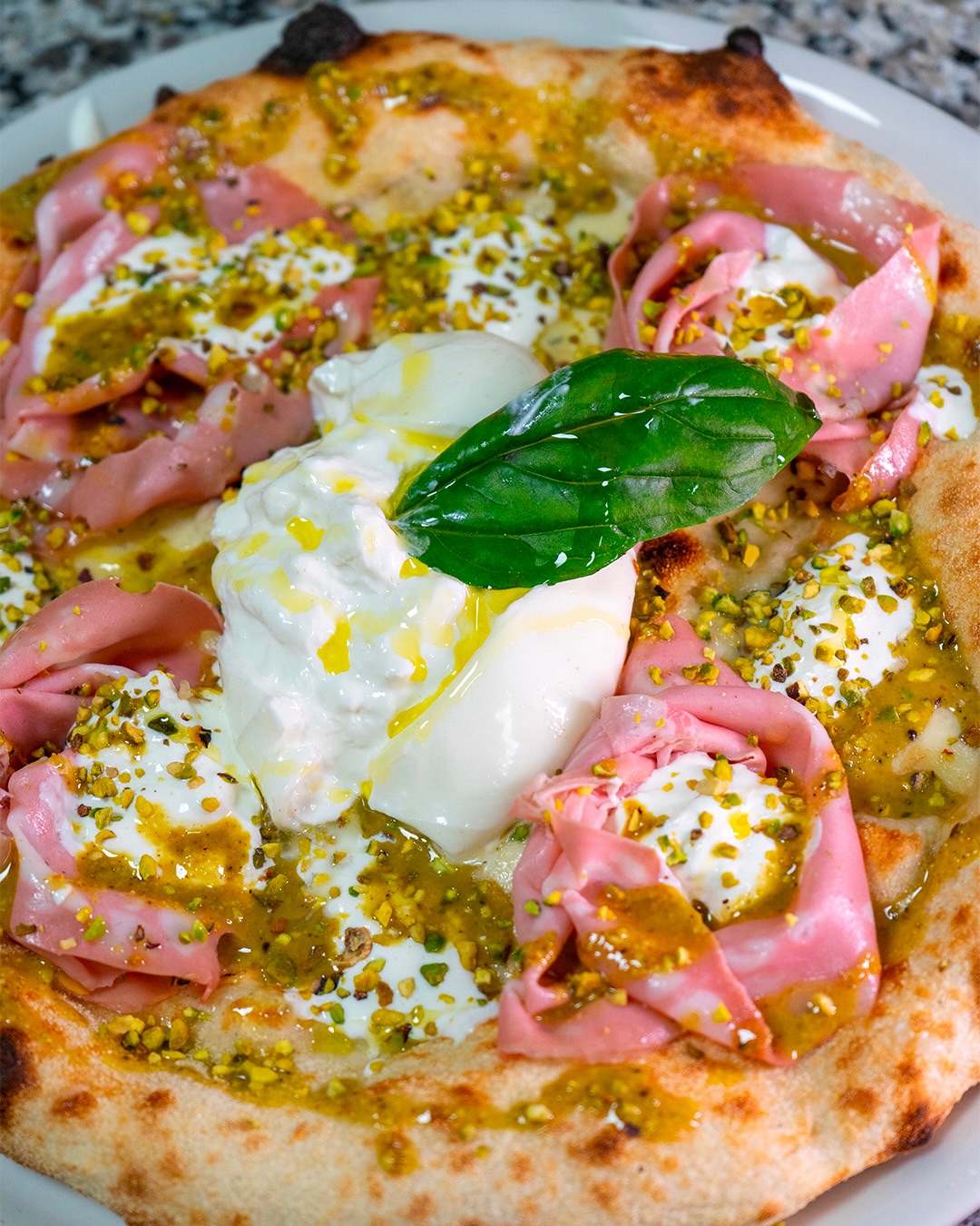Una pizza preparata alla Pergola