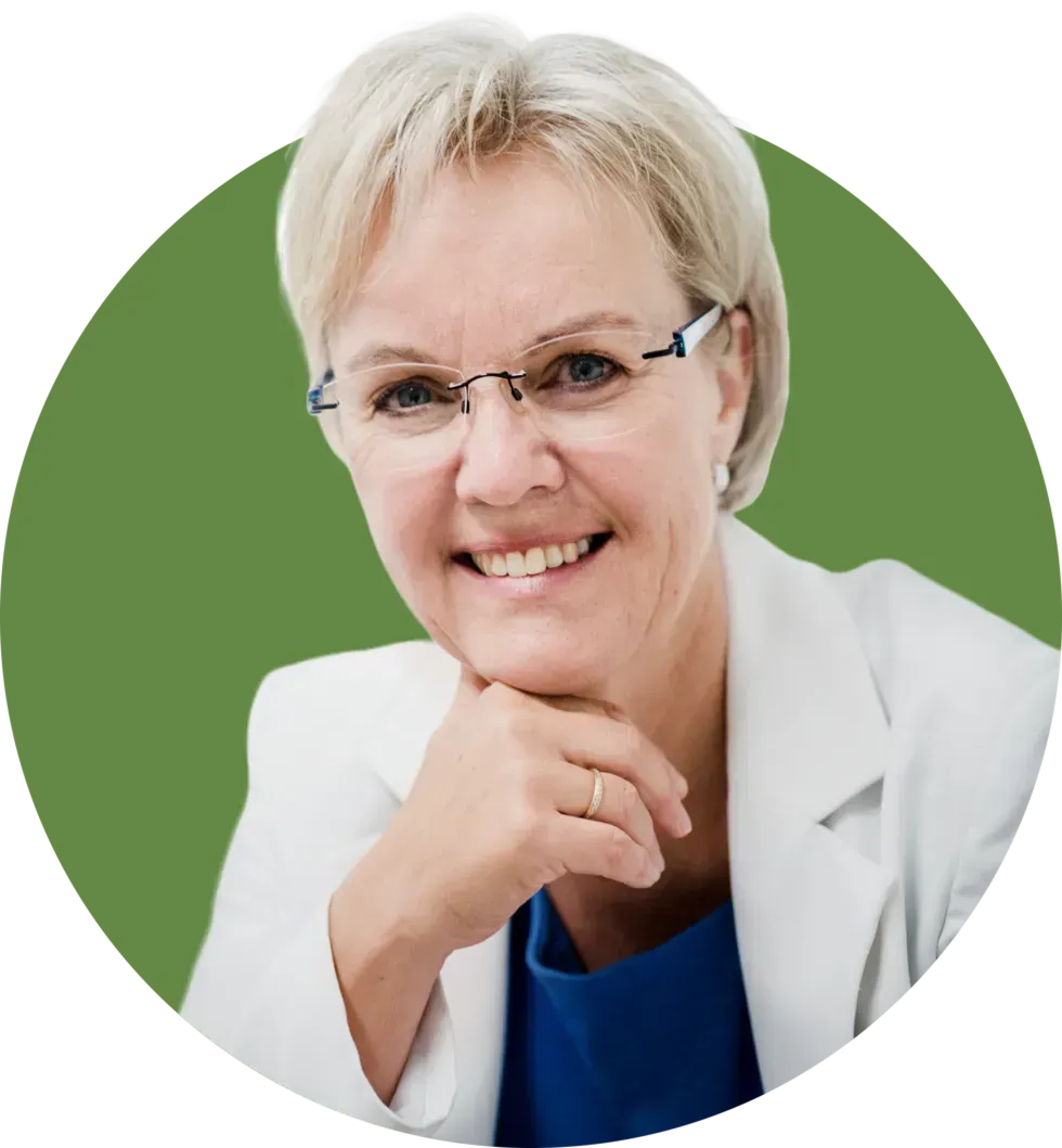 Sonja Grundner-Miggitsch ist zertifizierte MAS Demenztrainerin, Certified Master Dementia Strategist (2025) und Expertin für demenzsensible Wohnberatung. Seit 2020 begleitet sie Menschen mit Demenz und ihre Angehörigen mit Online-Kursen, Webinaren und persönlicher Beratung. Ihr Wissen basiert auf wissenschaftlichen Grundlagen und jahrelanger Praxiserfahrung.