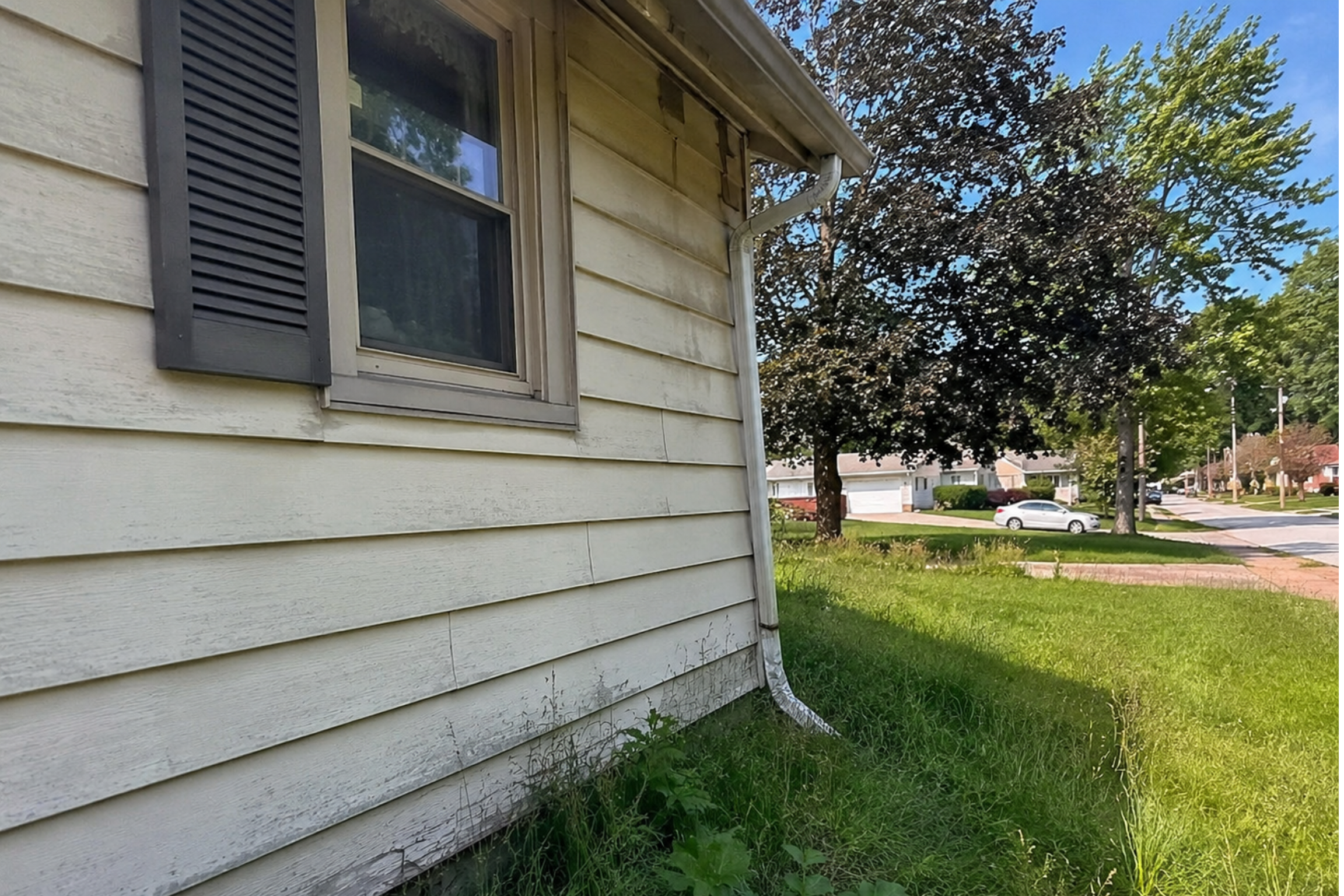 An aging Roanoke home with damaged siding An aging Roanoke home with damaged siding