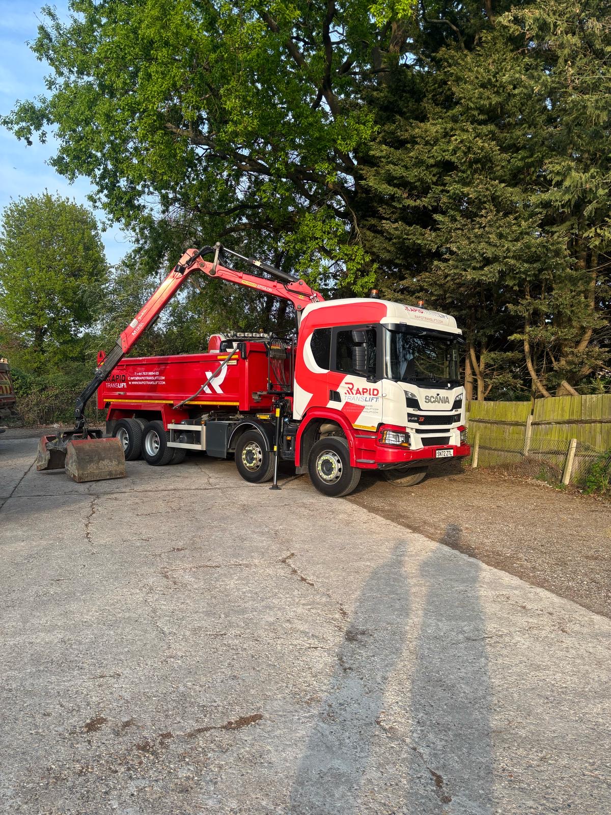 Grab lorry handling aggregates