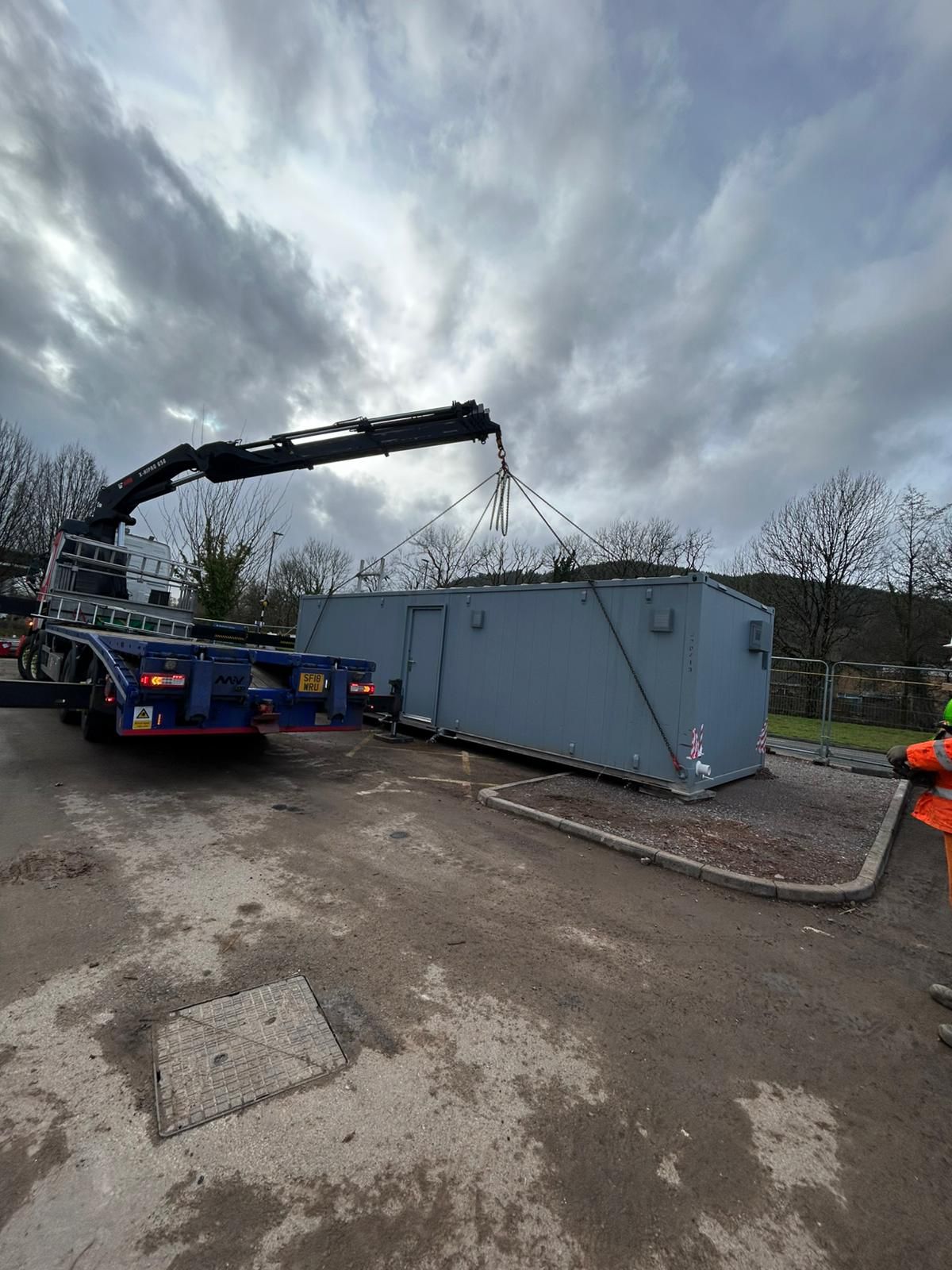 Welfare cabin positioned on site