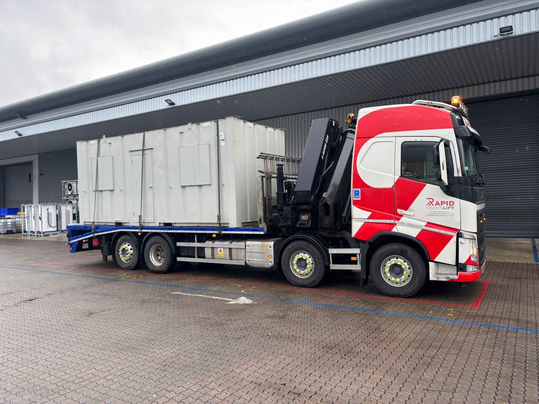Rapid Translift HIAB truck with welfare unit loaded