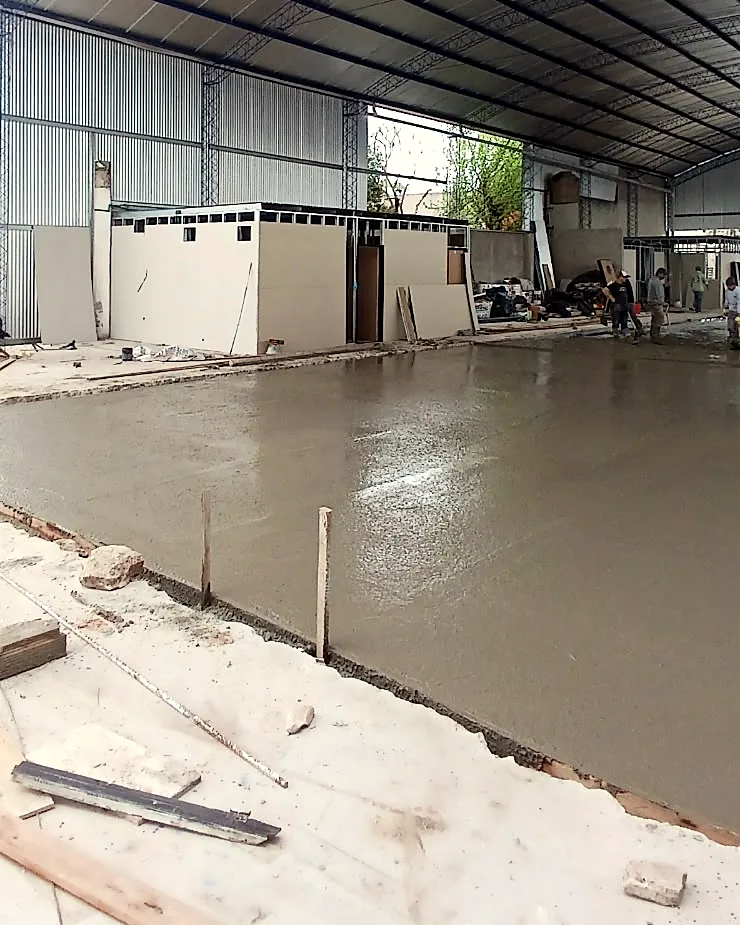 Encofrado de madera en el borde de la superficie recién hormigonada.