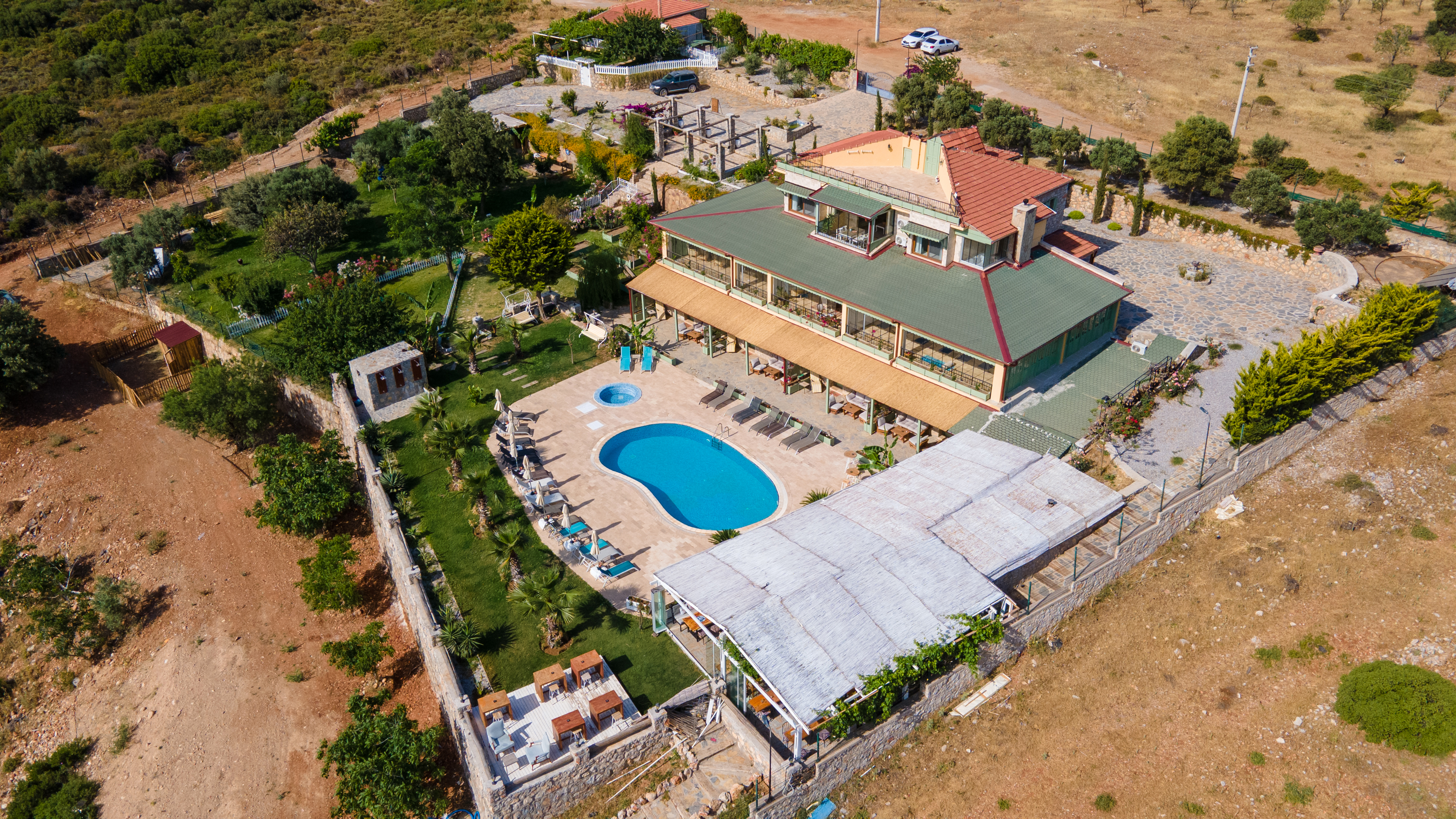 Bahçe içinde küçük havuzlu aile otel