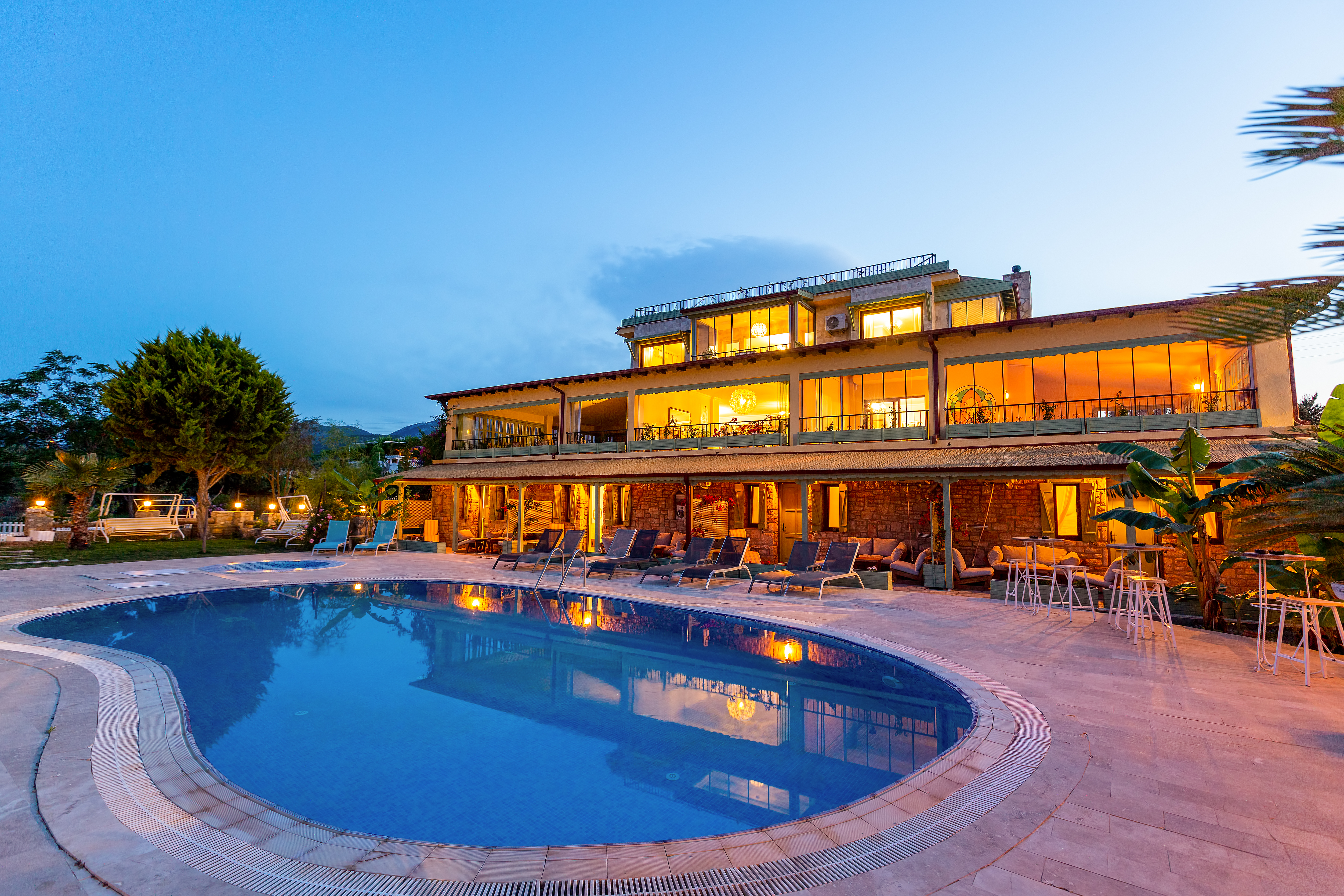 Havuz başı, çok katlı hotel — akşam