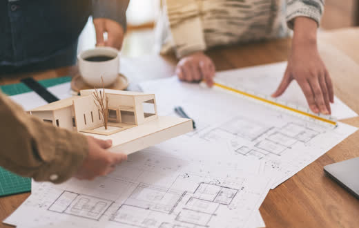 Maqueta y planos sobre la mesa de un estudio