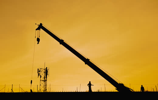 Grúa sobre una obra al atardecer