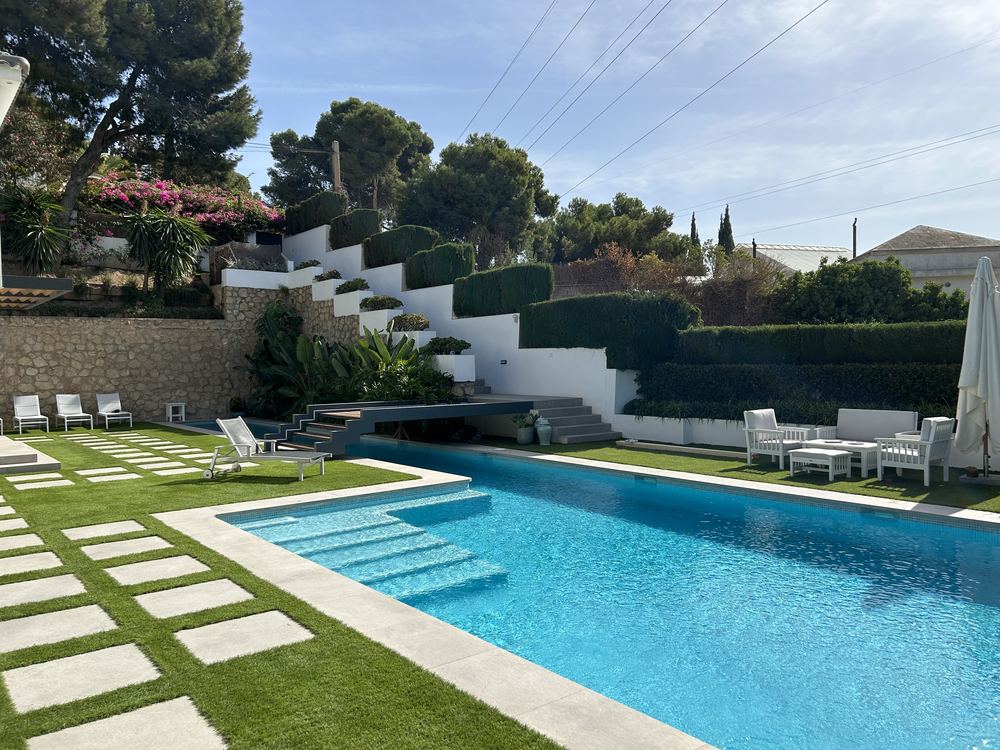 Jardín en terrazas con piscina
