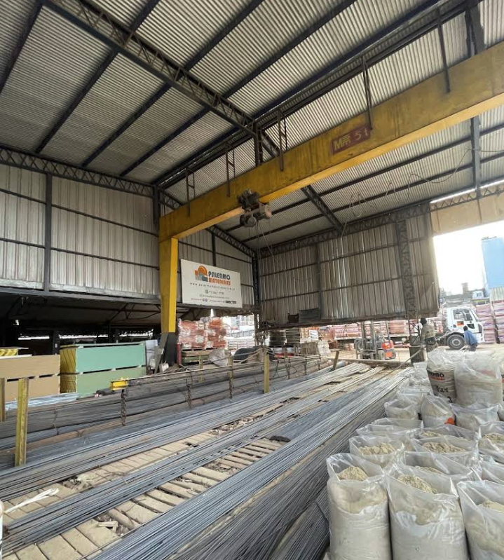Interior del depósito de Palermo Materiales con estanterías de cemento y hierro