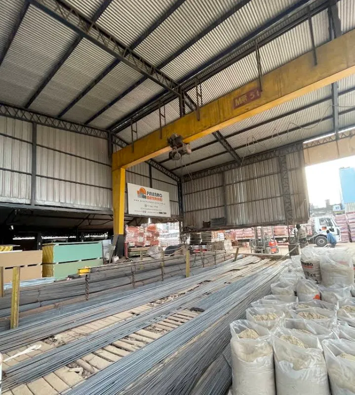 Interior del depósito de Palermo Materiales con estanterías de cemento y hierro