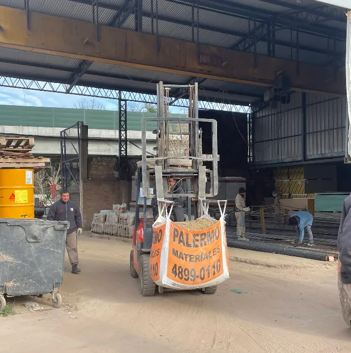 Patio al aire libre de Palermo Materiales con pilas de ladrillos y arena