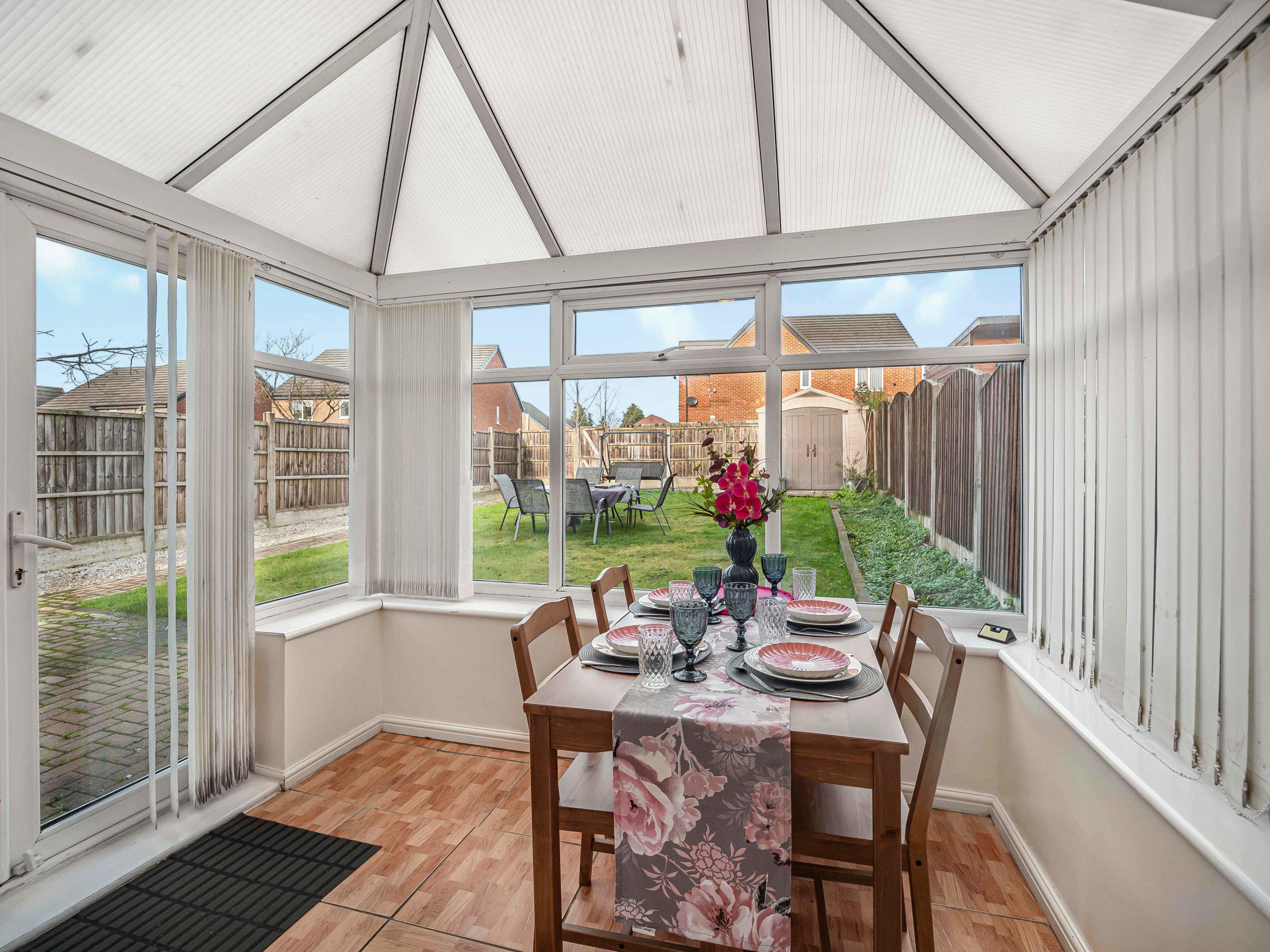 Manchester 3-bed end terrace - photo 2