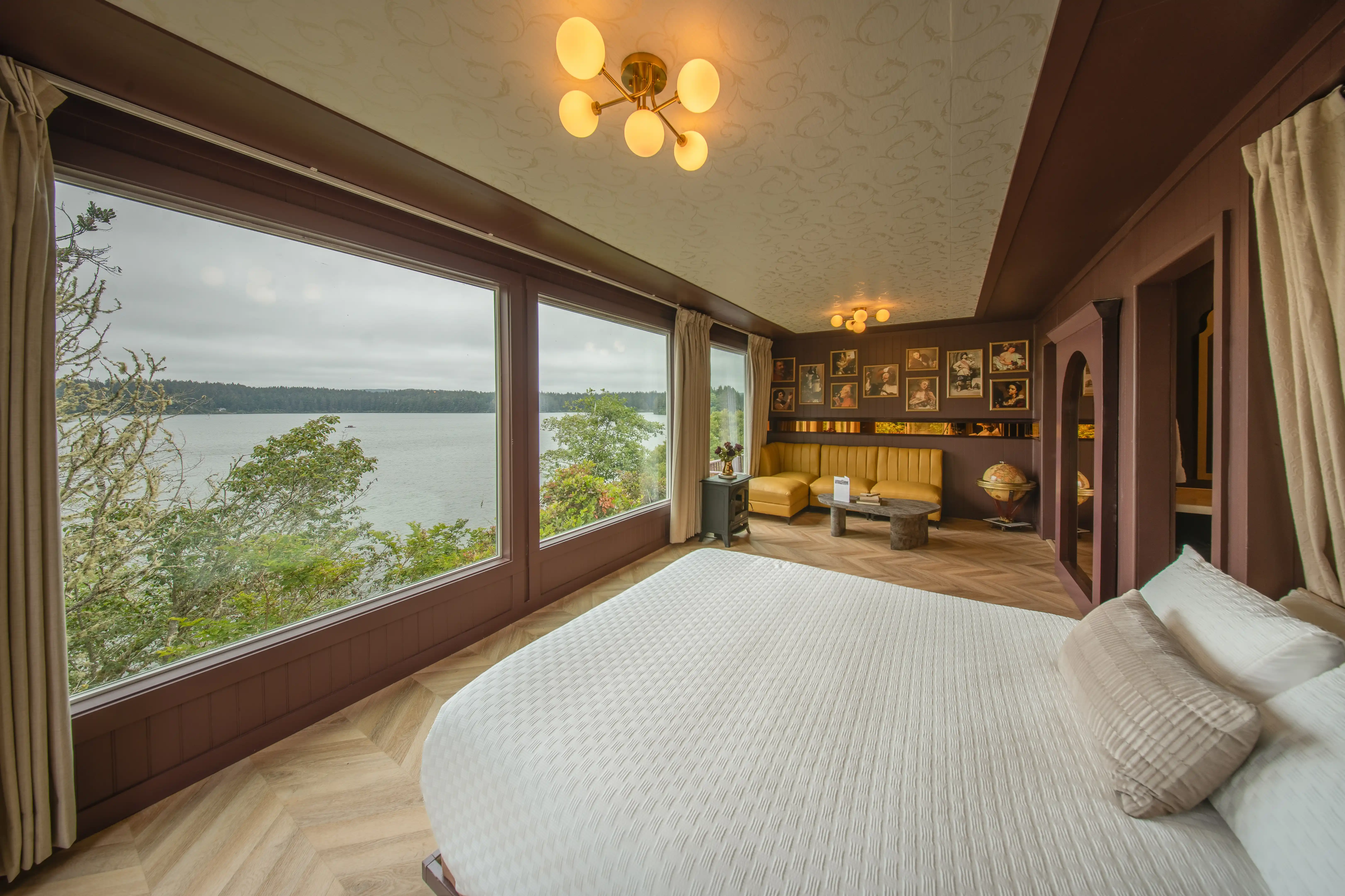 Oregon Coast cabin with private hot tub overlooking Siltcoos Lake at Merlot Manor in Florence Oregon Oregon Coast cabin with private hot tub overlooking Siltcoos Lake at Merlot Manor in Florence Oregon