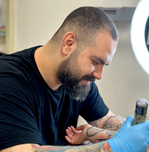 Tattoo artiest Alex aan het werk bij Iris Tattoo Art Deventer