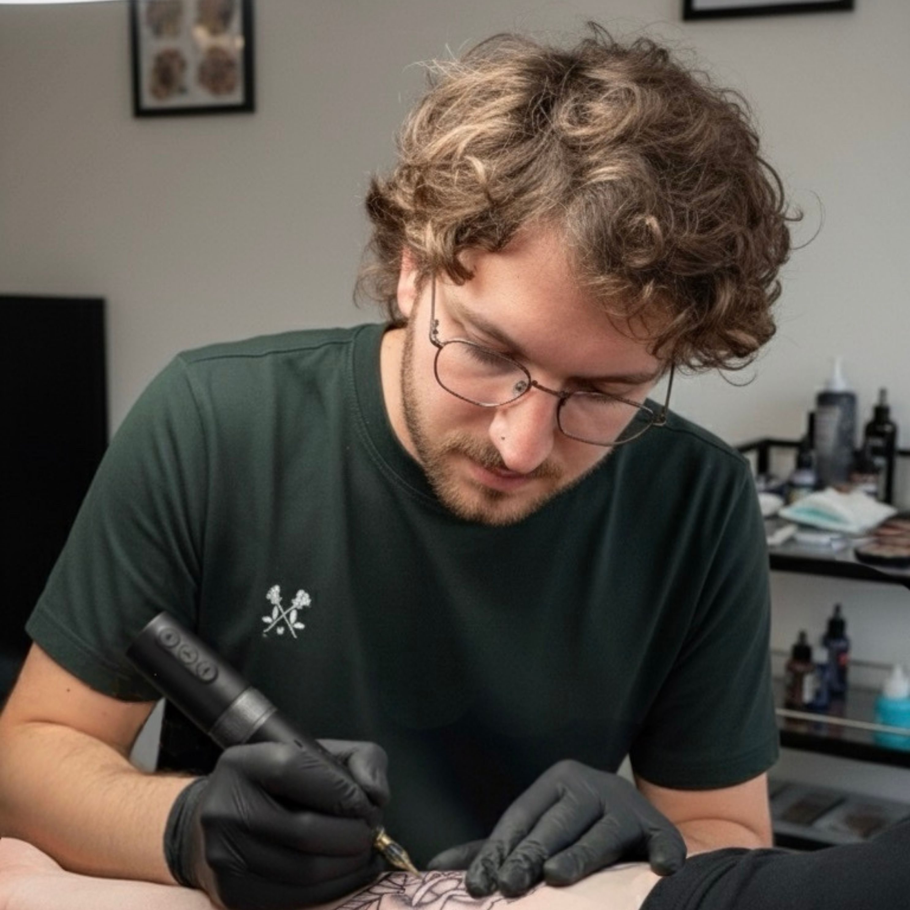 Tattoo artiest Dave aan het werk bij Iris Tattoo Art Deventer