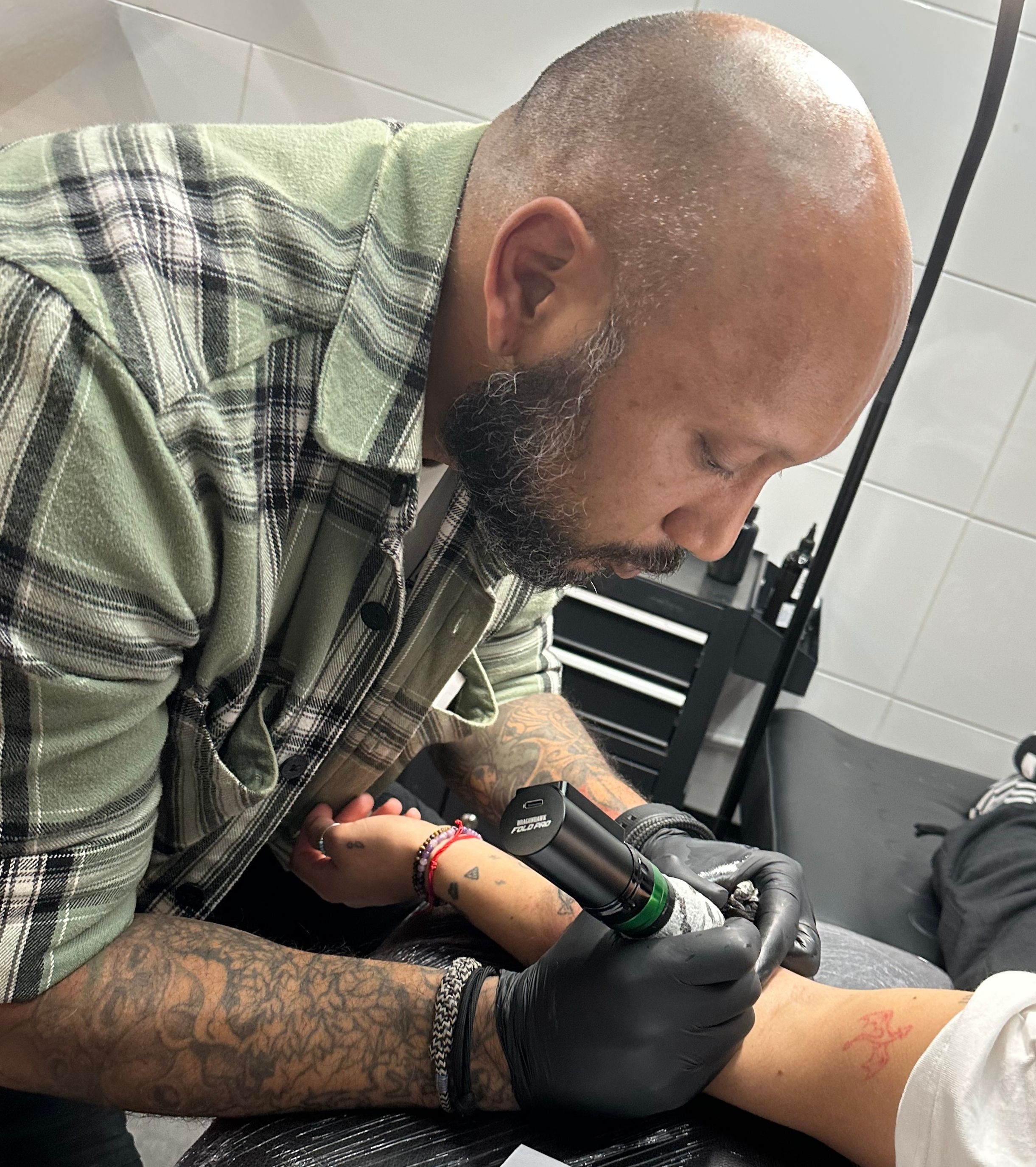 Tattoo artiest Mike aan het werk bij Iris Tattoo Art Deventer