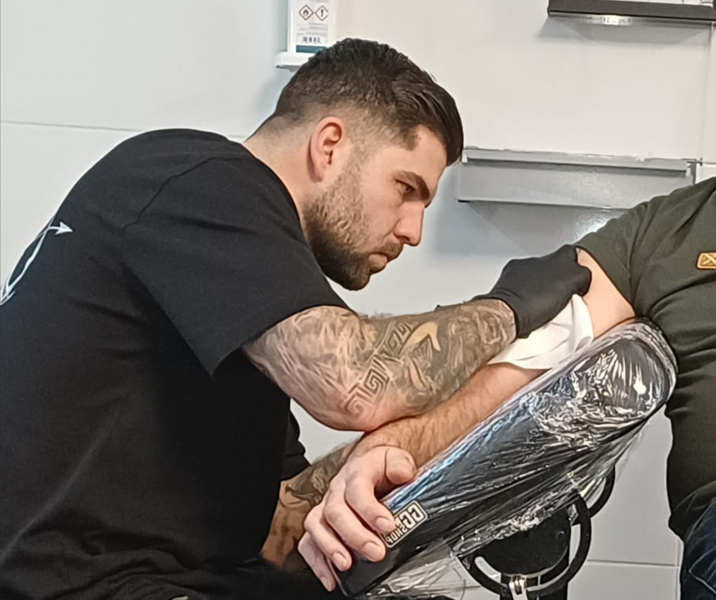 Tattoo artiest Mike aan het werk bij Iris Tattoo Art Deventer