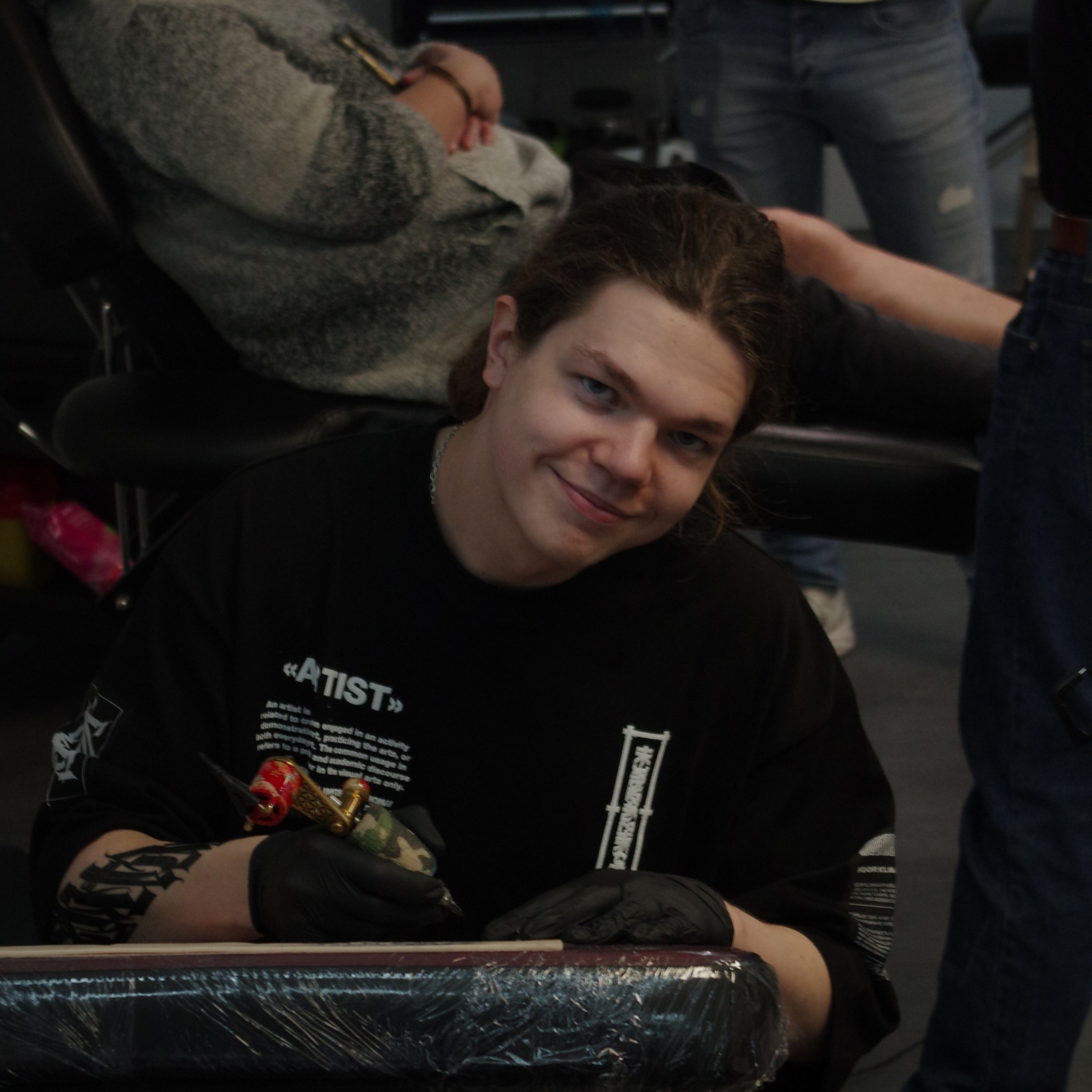 Tattoo artiest aan het werk bij Iris Tattoo Art Deventer