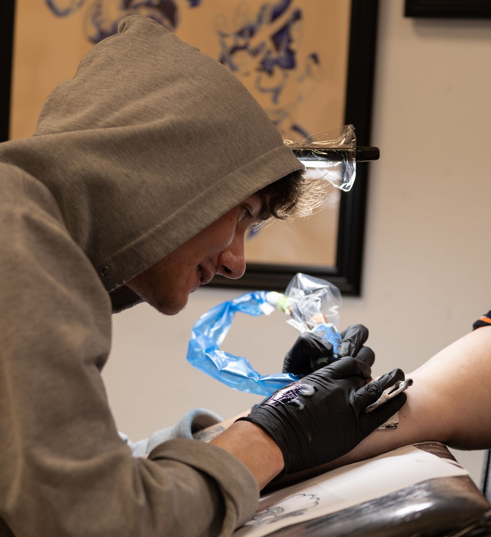 Tattoo artiest aan het werk bij Iris Tattoo Art Deventer