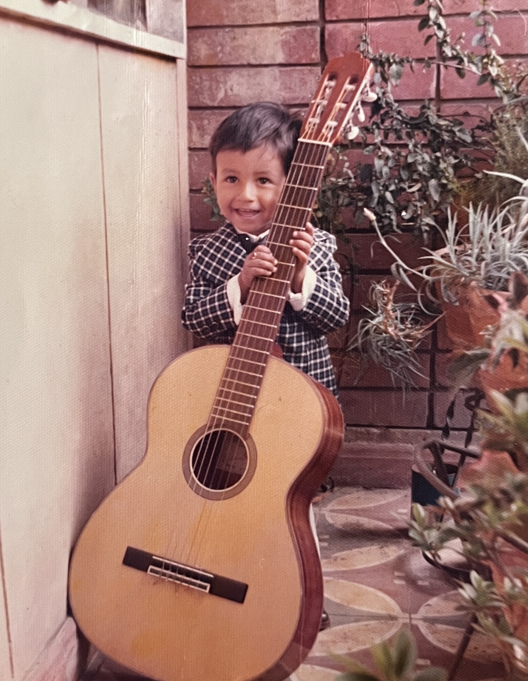 Sergio Morales de niño con guitarra