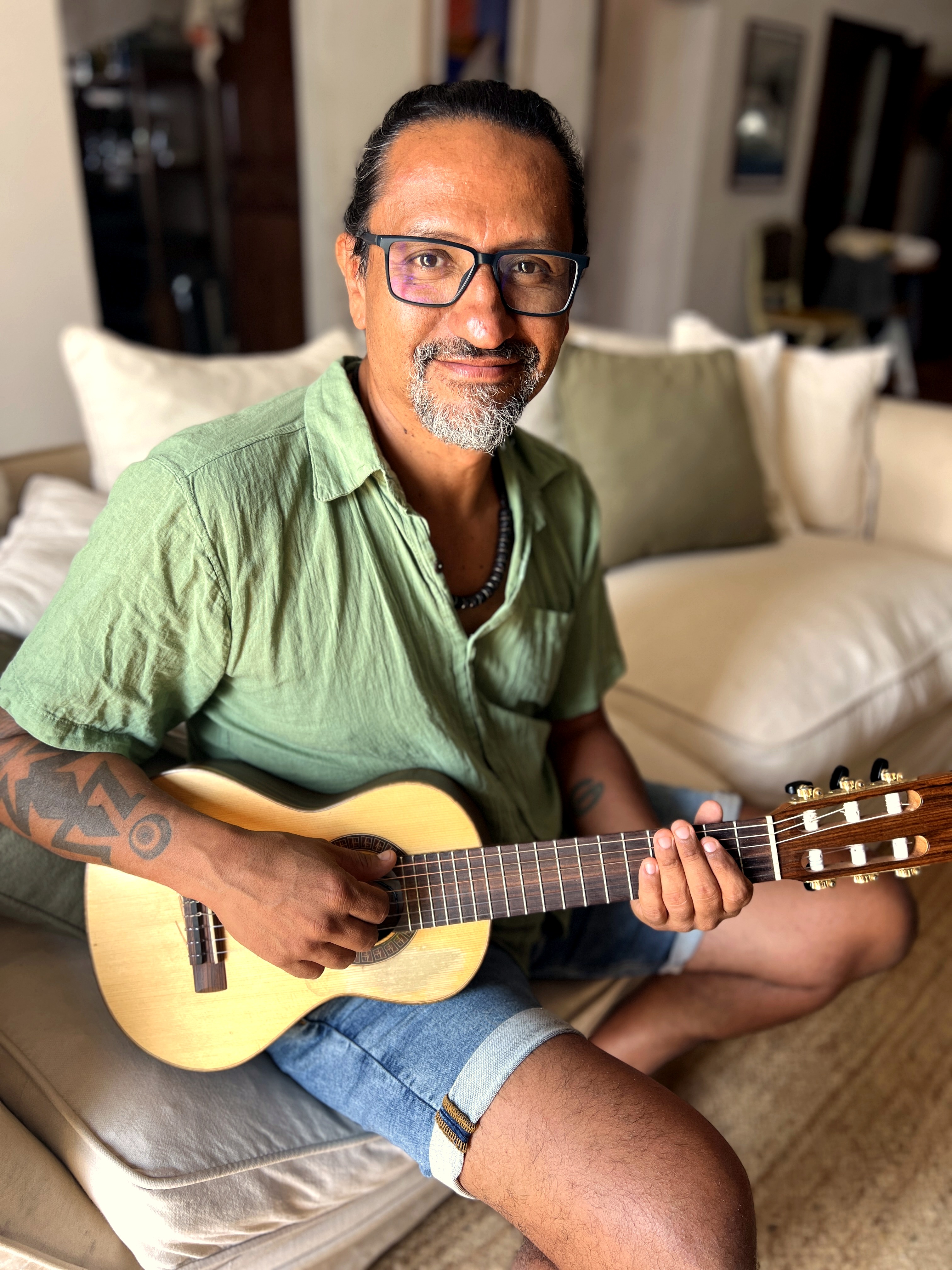 Sergio Morales Pakandé con guitarra