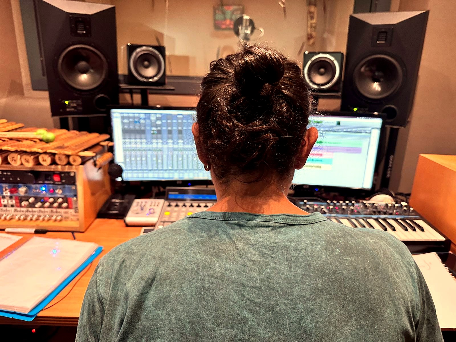 Sergio trabajando de espaldas en el estudio