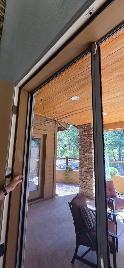 Retractable screen door