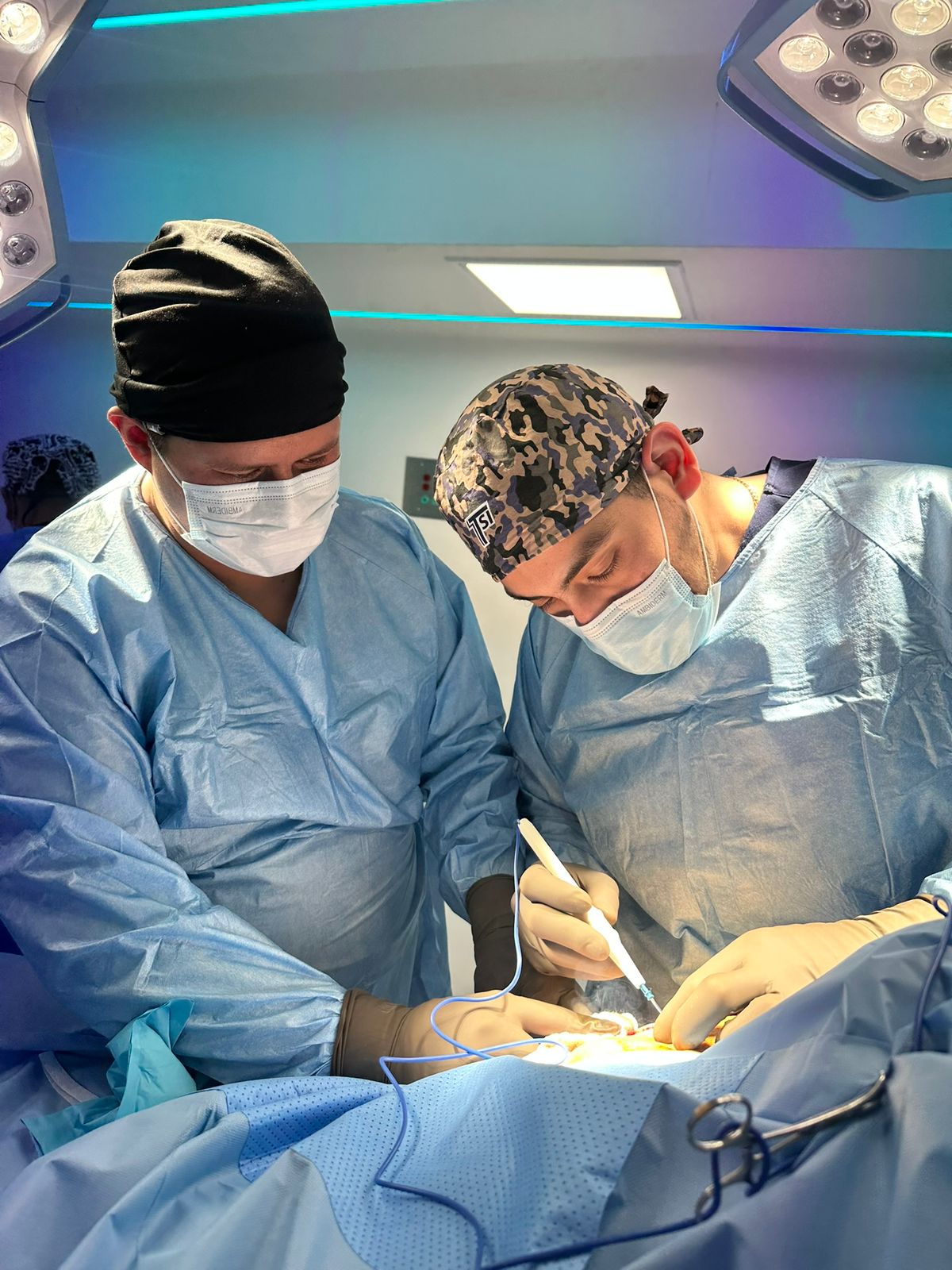 Dr. Carlos Jiménez Infante en cirugía ortopédica