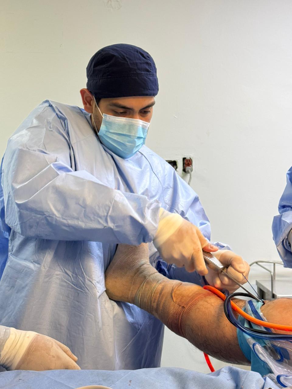 Dr. Carlos Jiménez operando