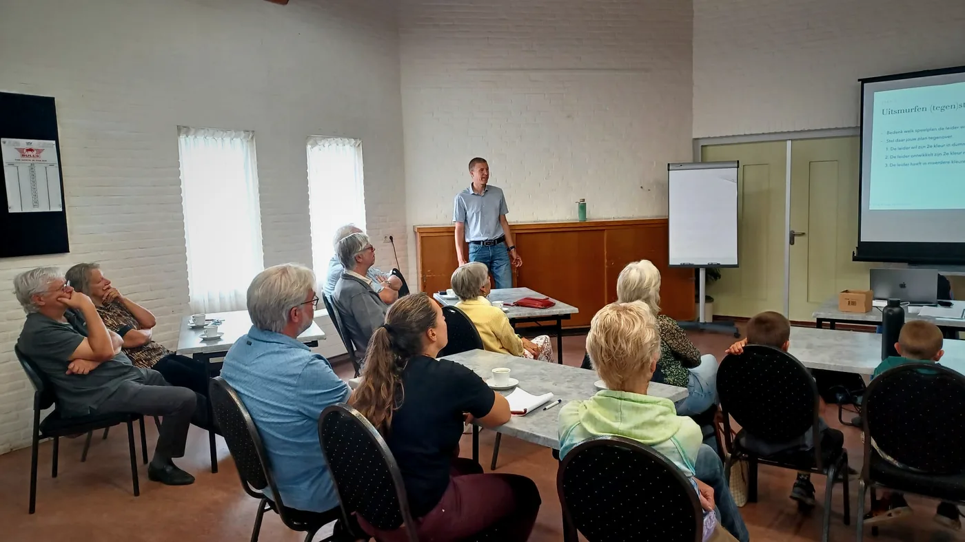 Richard Ritmeijer geeft bridge clinic aan groep spelers