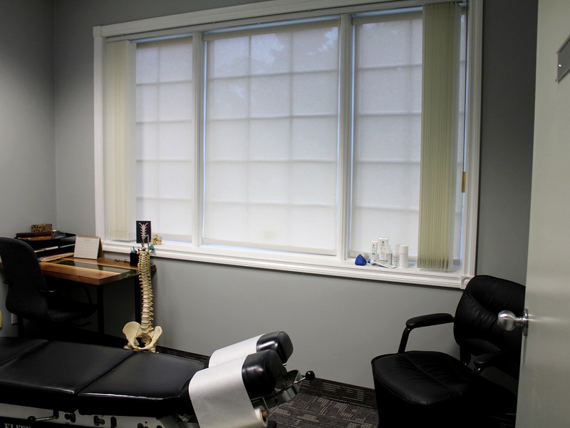 Treatment room with adjusting table