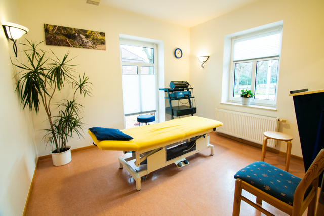 Heller, moderner Behandlungsraum für Manuelle Lymphdrainage und Physiotherapie in der Praxis De Muskelquäler in Großheide