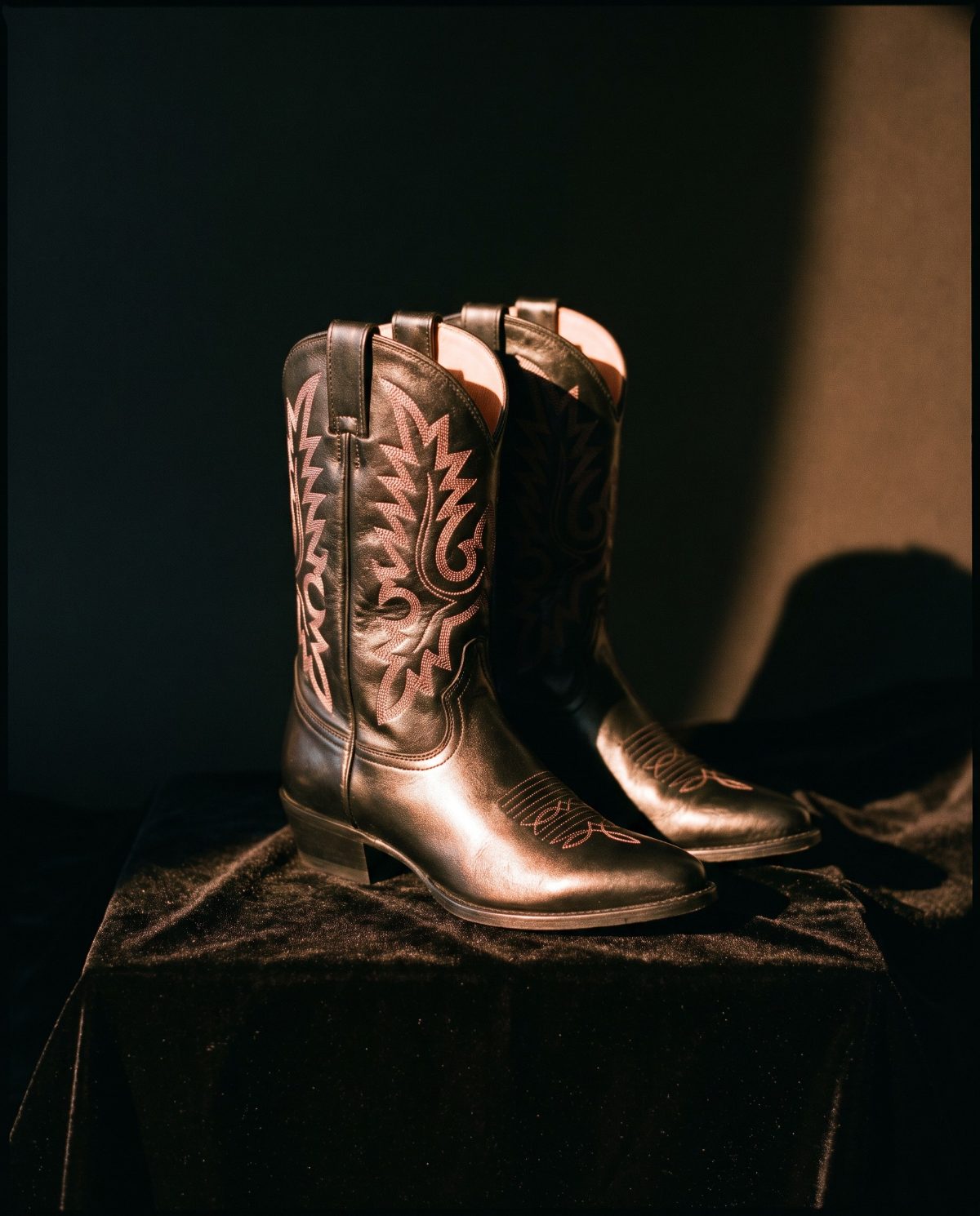 Botas de mujer ER Western en piel negra con pespunte rosa viejo