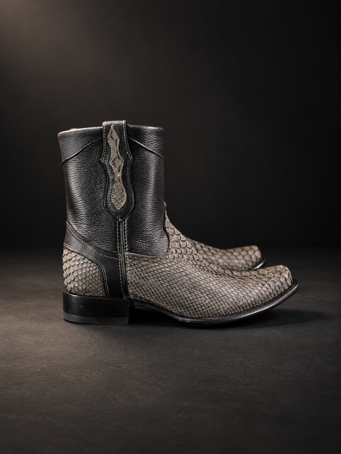 Bota gris con caña negra