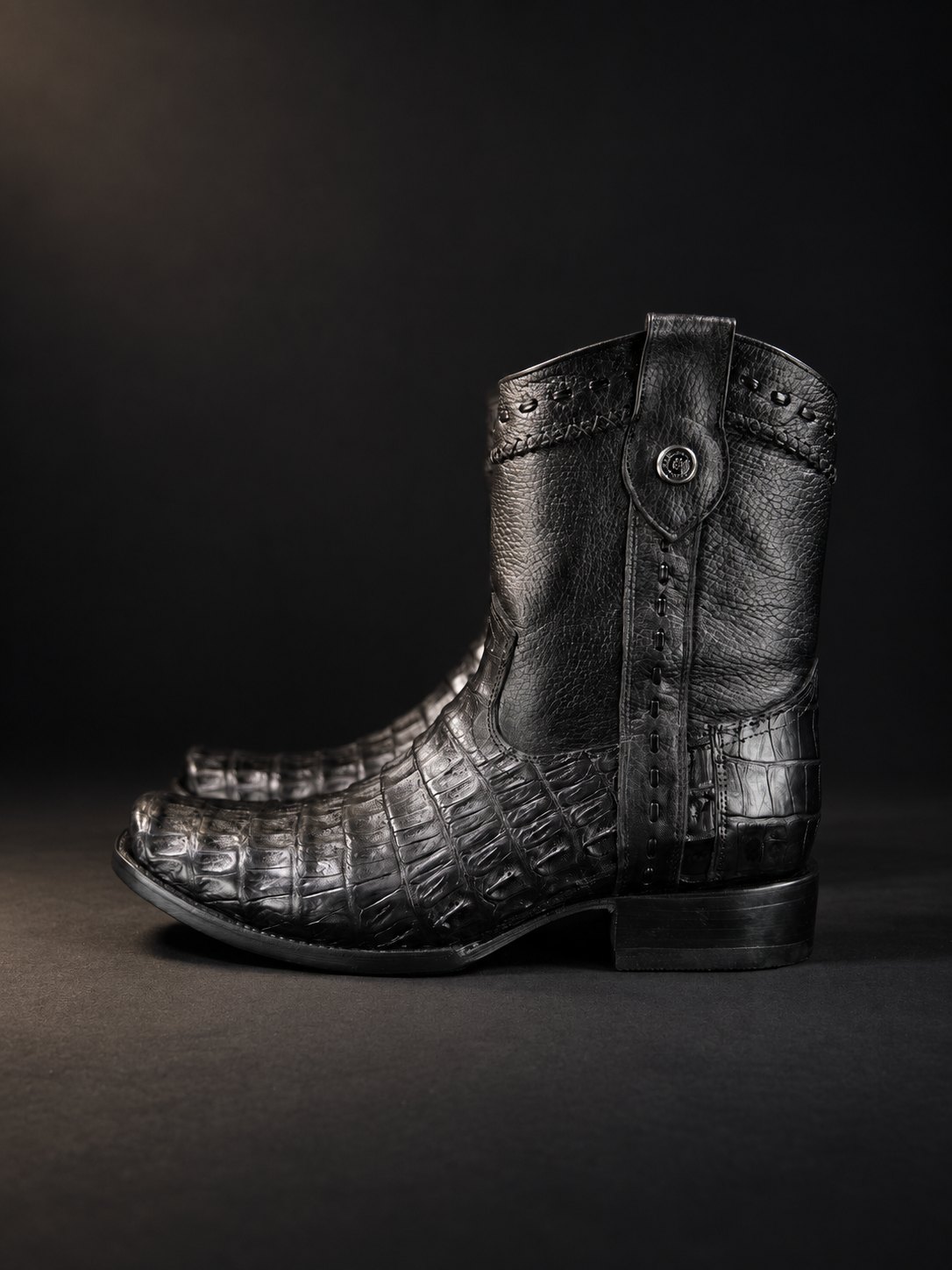 Bota negra escamas grandes