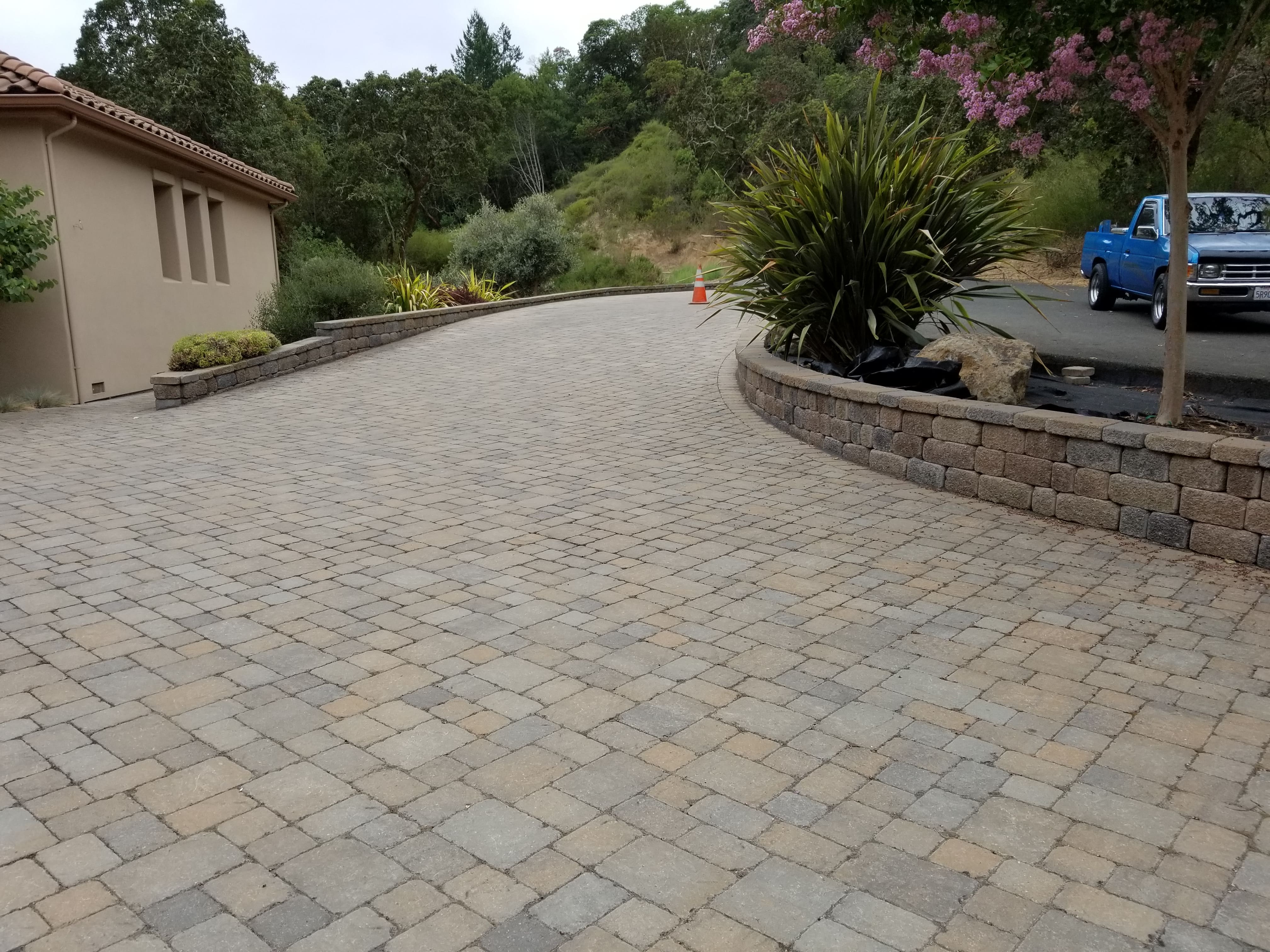 Segmental retaining wall with curved layout and paver walkway - hardscape from Paradise Building Materials