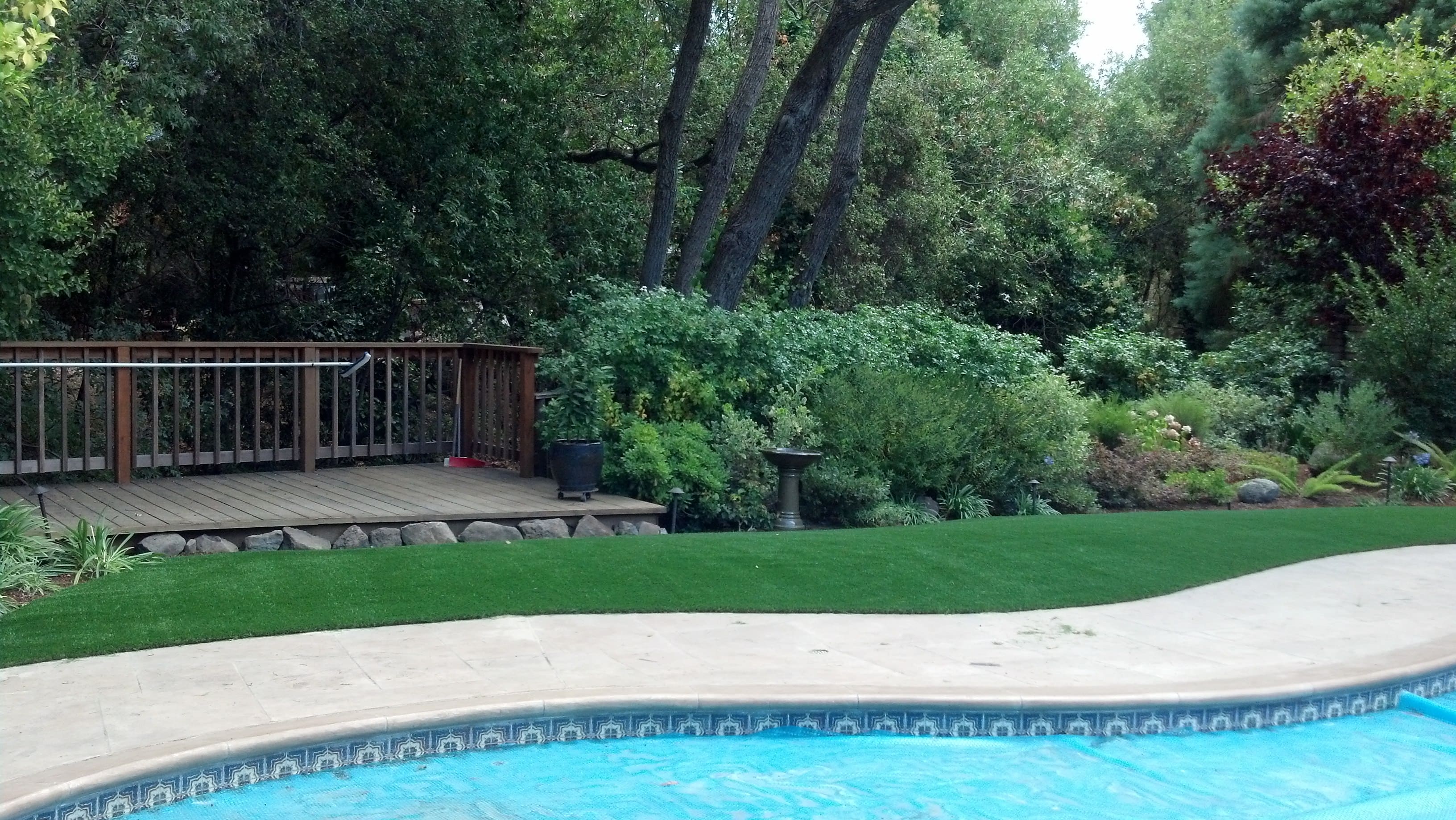 Outdoor patio with paver flooring and fire pit seating area - hardscape materials supplied by Paradise Building Materials