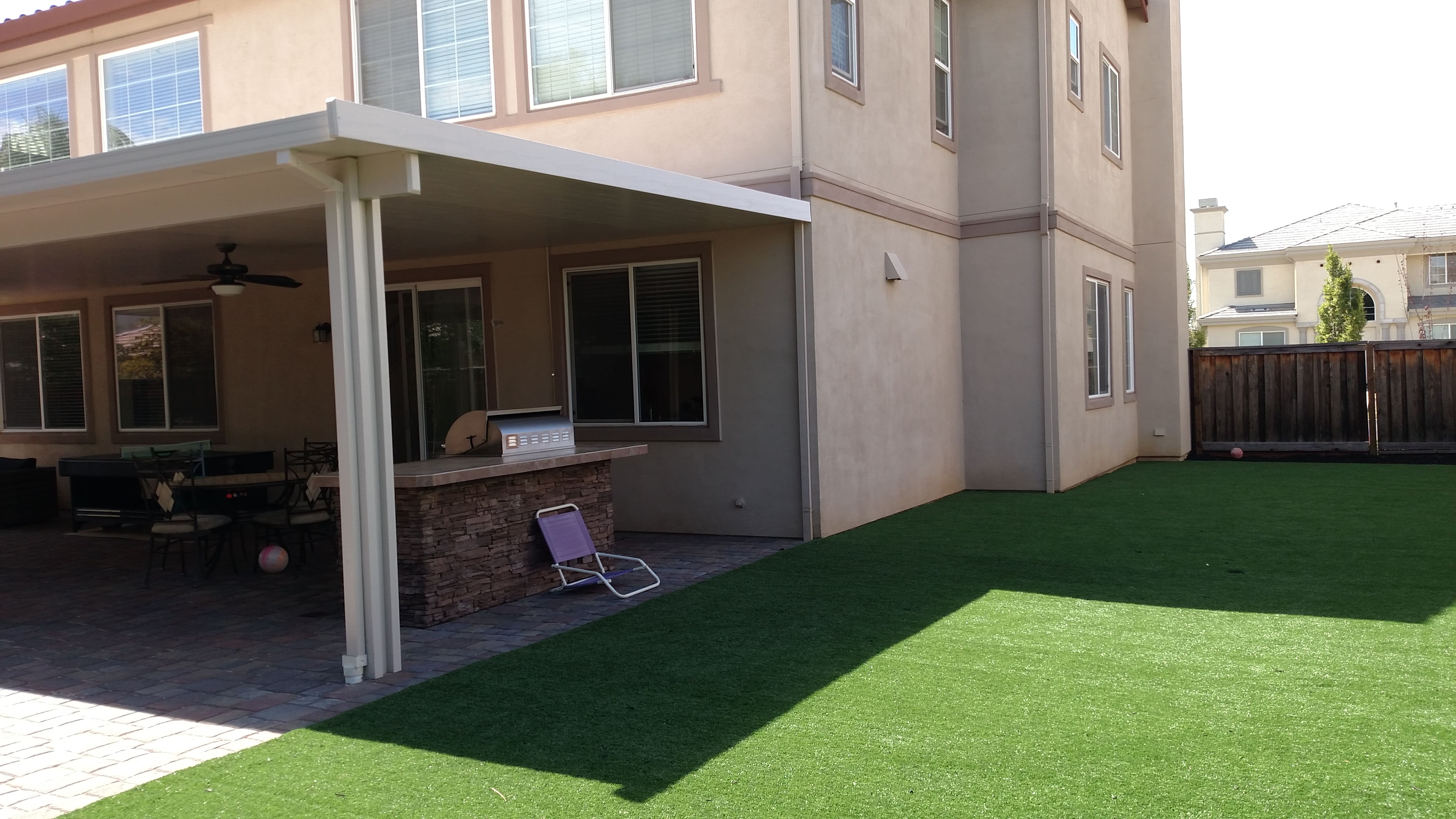 Backyard paver patio with outdoor seating and landscaping in the East Bay - Paradise Building Materials project