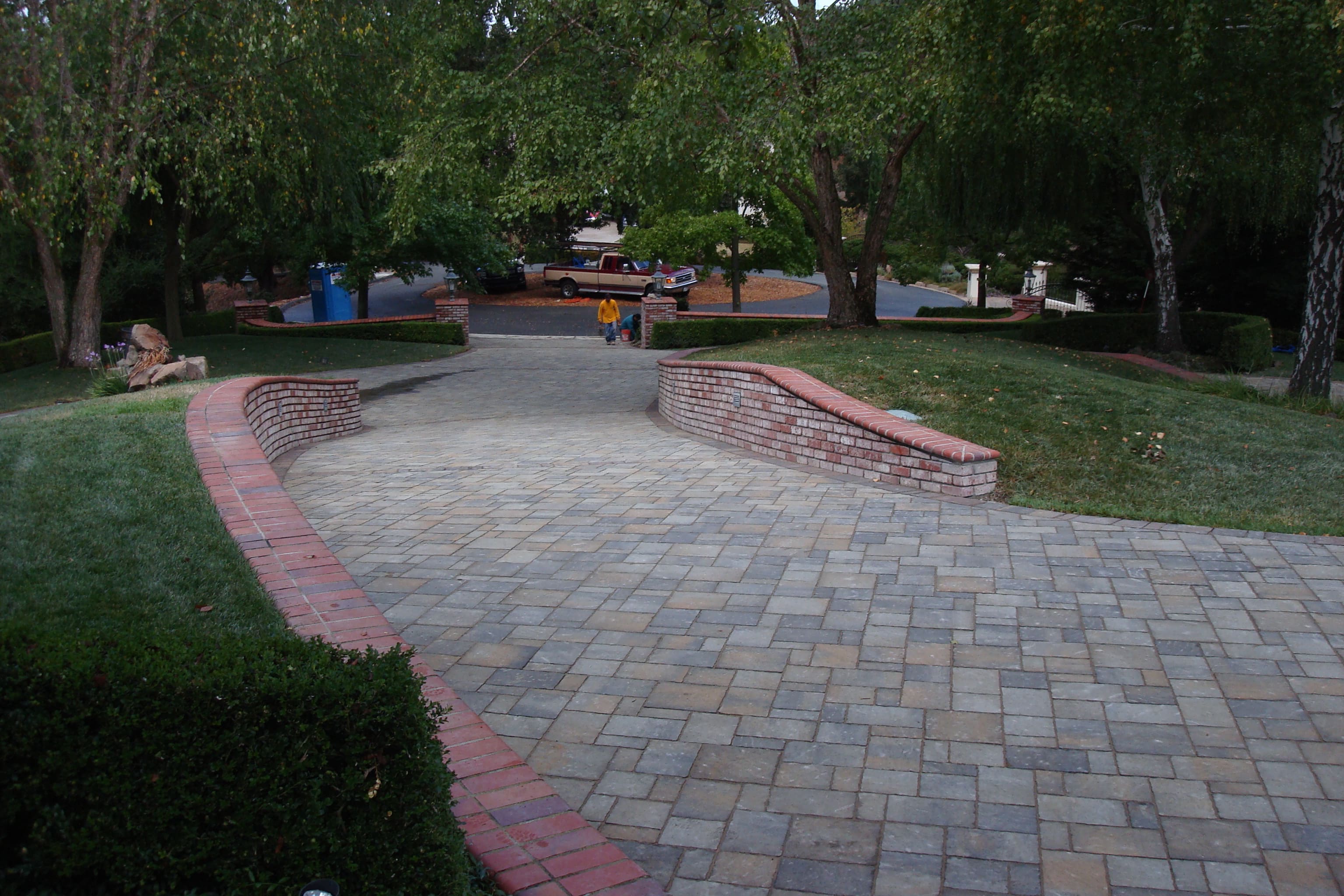 Retaining wall and paver walkway project in Brentwood, CA - landscape materials from Paradise Building Materials