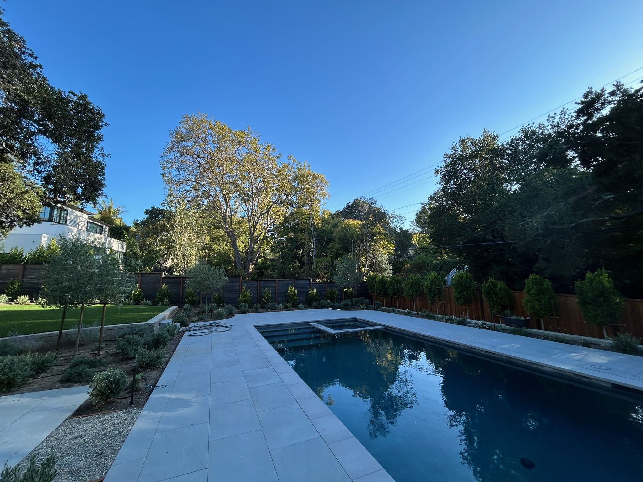Segmental retaining wall with curved layout and paver patio in the East Bay - Paradise Building Materials project