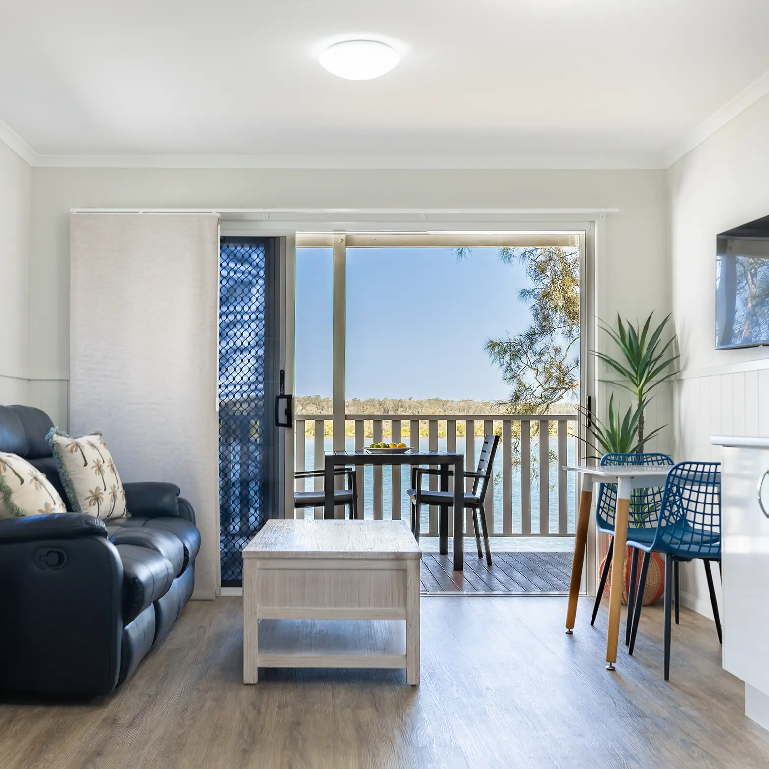 Oystercatcher riverfront studio cabin Nambucca Heads exterior